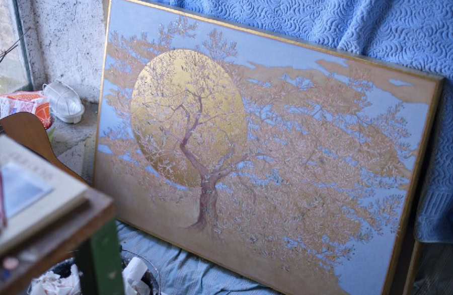 Ein Kunstwerk des Künstlers Angus Hampel zeigt eine große, mit Blattgold aufgetragene Sonne hinter einem Baum