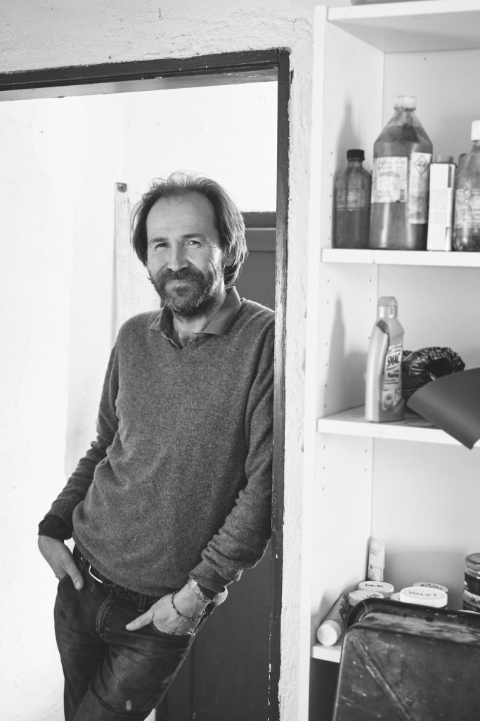 Der Künstler Angus Hampel in seinem Atelier