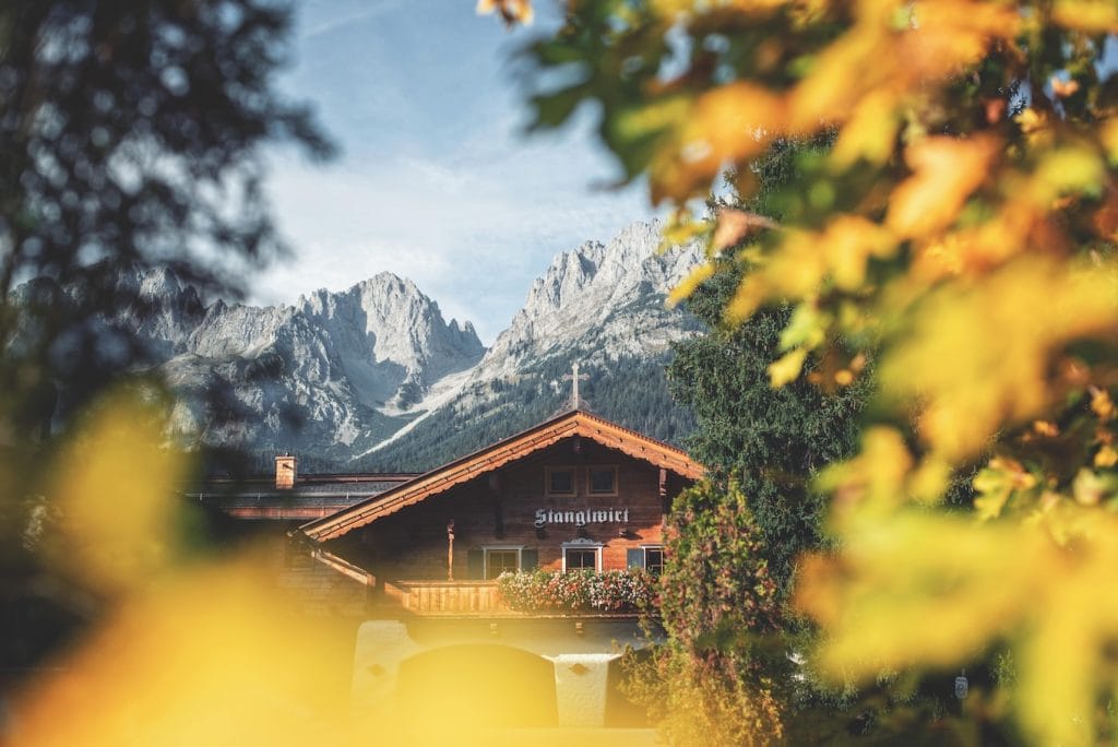 Herbstliche Ansicht Stanglwirt mit Blick auf den Wilden Kaiser