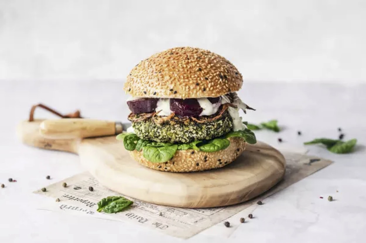 Veganer Burger auf einem Holzbrett