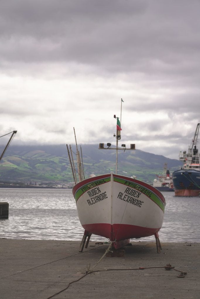 Ein Boot im Hafen von Horta auf Faial