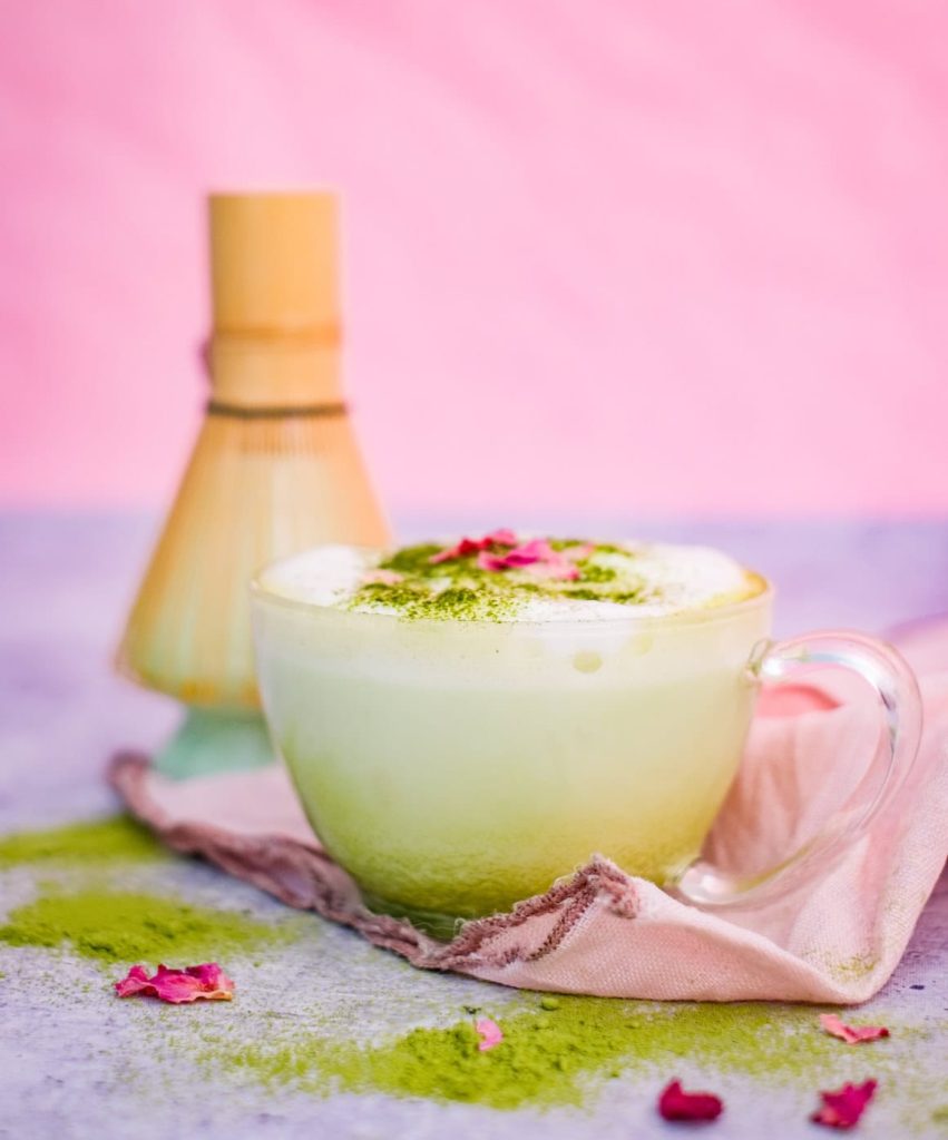 Matcha Latte mit Pulver von Sonnentor