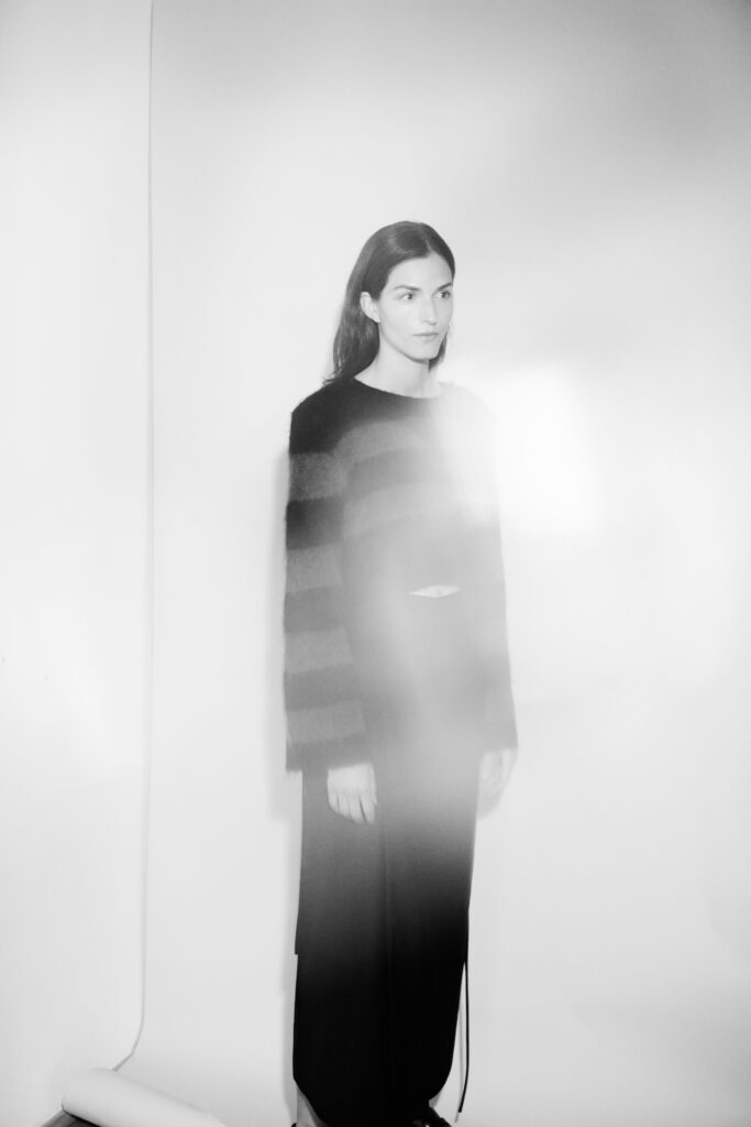 Schwarz-weiß-Bild einer Frau mit gestreiftem Pullover – Rainy Days Editorial