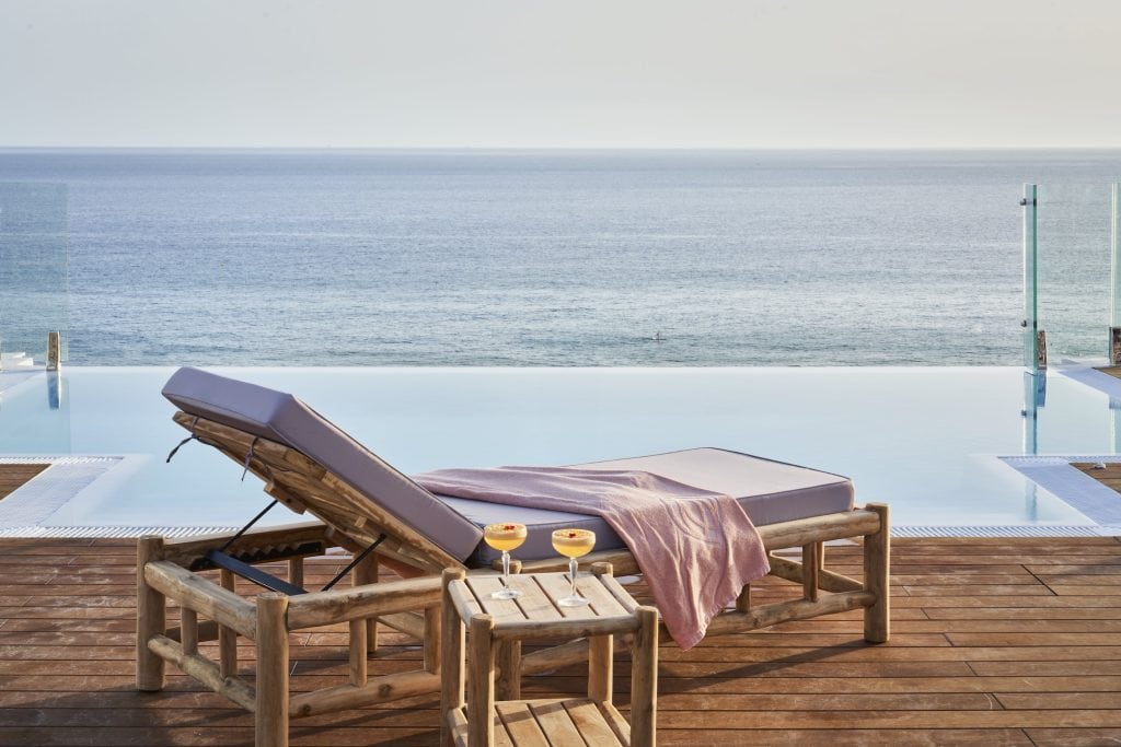 Blick über den Infinity-Pool aufs Meer