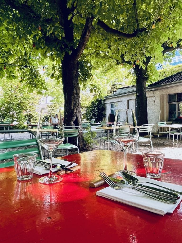 Gedeckter Tisch im Garten des Restaurants Lauch in Basel