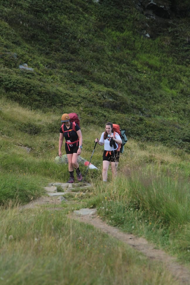 Wandernde im Aufstieg zur Franz-Senn-Hütte