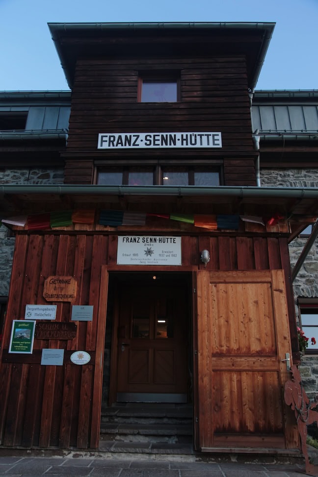 Der Eingang der Franz-Senn-Hütte