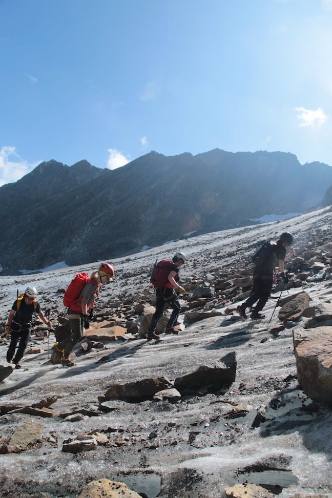 Aufstieg über den aperen Gletscher
