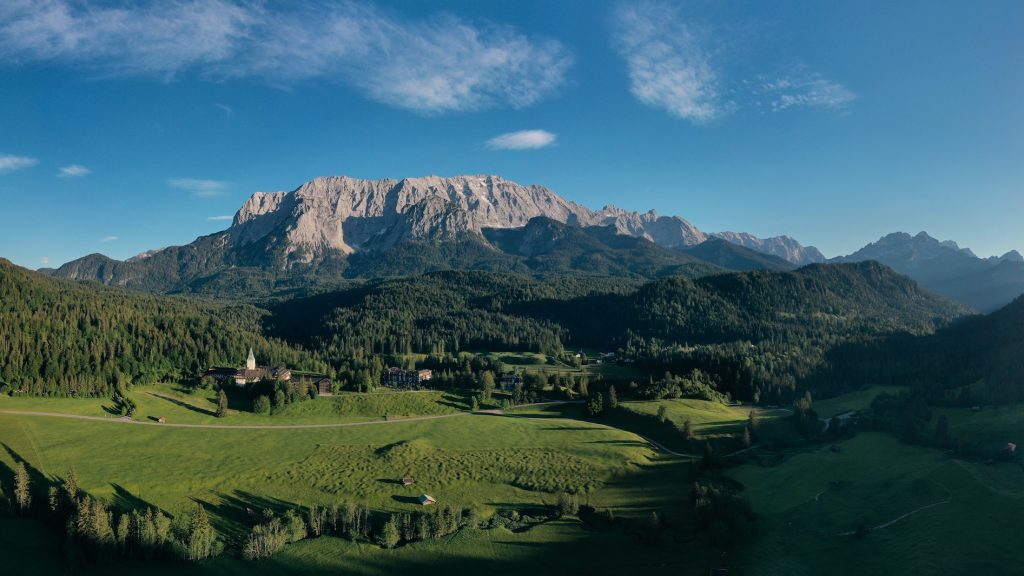 Schloss Elmau am Fuße des Wettersteingebirges