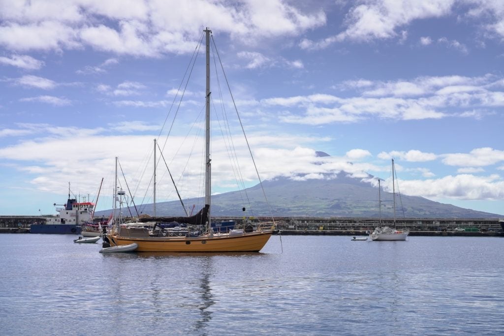 Ein Boot im Hafen von Horta auf Faial