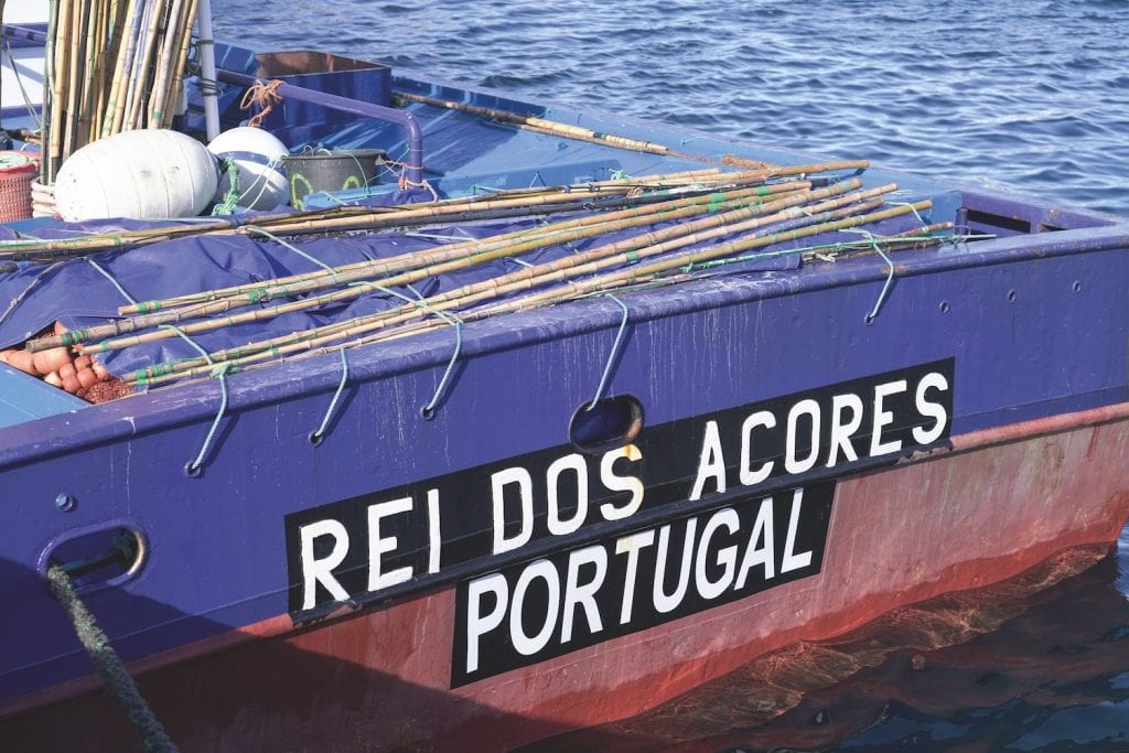 Schriftzug auf einem Boot im Hafen von Horta auf Faial